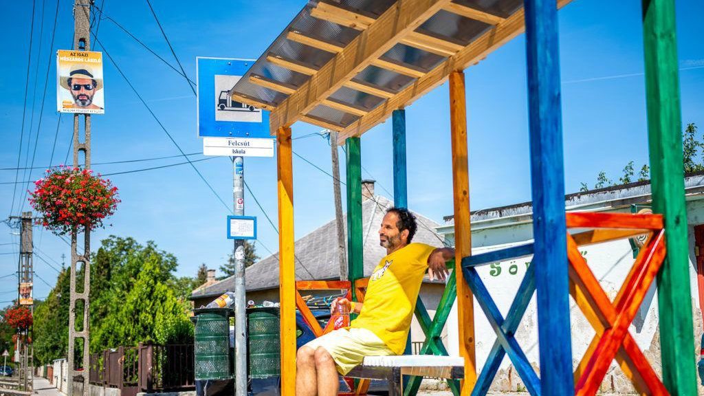 Dübörög a kampány: építettünk Felcsúton egy buszmegállót