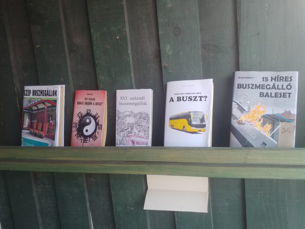 Mit olvassunk a buszmegállóban?