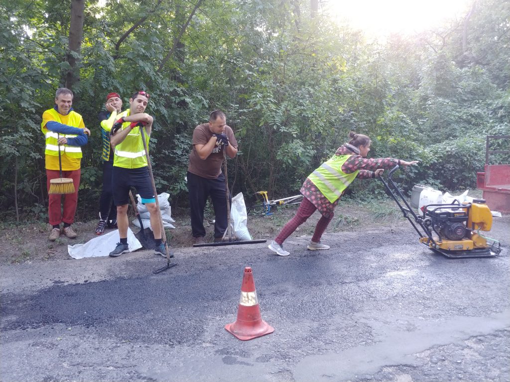 Látványkátyúzás a Hármashatárhegyi úton