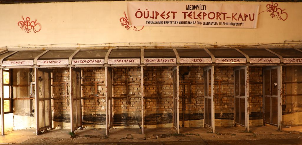 Hatalmas siker: csak ókori teleporttá kellett alakítani az Újpest Városkapunál évek óta rohadó telefonfülkéket, el is bontják