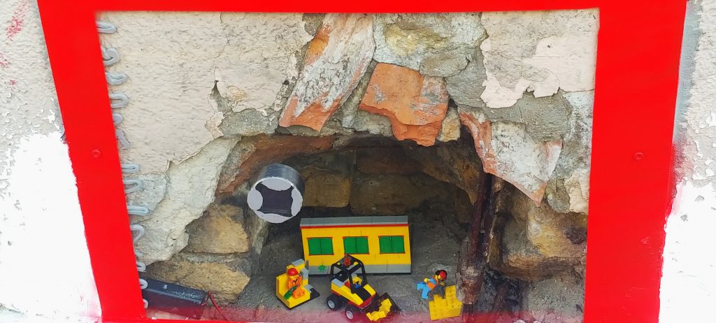 Magyar építőmunkások kannás borral, légkalapáccsal – Lego installáció lyukba? Igen!