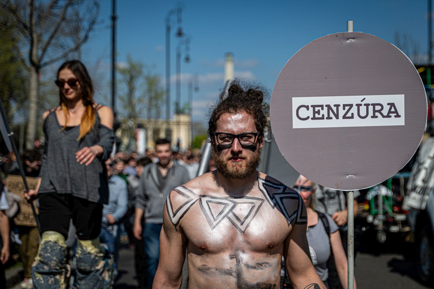 Illiberal Pride - Szürkeség menete - Kétfarkú Kutya Párt