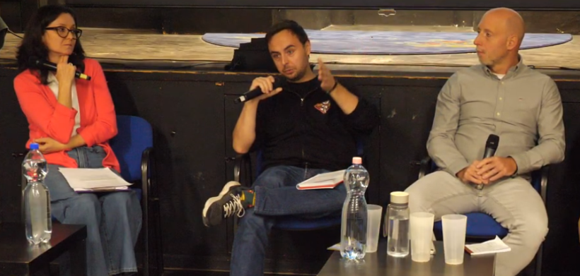 Neulinger Ágnes, Schneider Géza és Fajcsák Dénes a „Zöldszínfestés – Zöldpolitikai konferencia és antifatalista tali” eseményen, 2025. október 20-án a Konnektorban