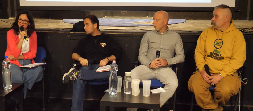 Neulinger Ágnes, Schneider Géza és Fajcsák Dénes a „Zöldszínfestés – Zöldpolitikai konferencia és antifatalista tali” eseményen, 2025. október 20-án a Konnektorban