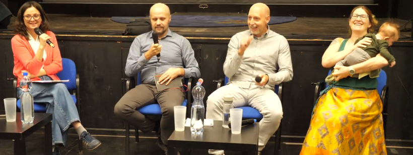 Neulinger Ágnes, Vasárus Gábor, Fajcsák Dénes és Pásztor Eszter a „Zöldszínfestés – Zöldpolitikai konferencia és antifatalista tali” eseményen, 2025. október 20-én a Konnektorban