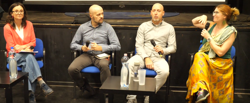 Neulinger Ágnes, Vasárus Gábor, Fajcsák Dénes és Pásztor Eszter a „Zöldszínfestés – Zöldpolitikai konferencia és antifatalista tali” eseményen, 2025. október 20-én a Konnektorban