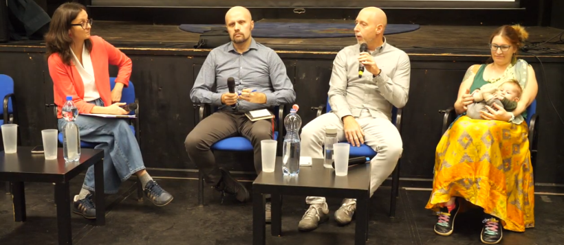 Neulinger Ágnes, Vasárus Gábor, Fajcsák Dénes és Pásztor Eszter a „Zöldszínfestés – Zöldpolitikai konferencia és antifatalista tali” eseményen, 2025. október 20-én a Konnektorban