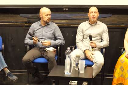 Neulinger Ágnes, Vasárus Gábor, Fajcsák Dénes és Pásztor Eszter a „Zöldszínfestés – Zöldpolitikai konferencia és antifatalista tali” eseményen, 2025. október 20-án a Konnektorban