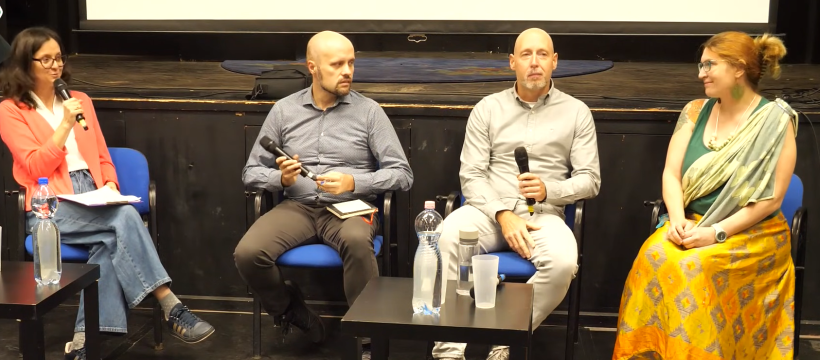 Neulinger Ágnes, Vasárus Gábor, Fajcsák Dénes és Pásztor Eszter a „Zöldszínfestés – Zöldpolitikai konferencia és antifatalista tali” eseményen, 2025. október 20-én a Konnektorban