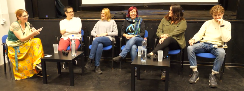 Pásztor Eszter, Kun Zoltán, Töplerné Szaszkó Andrea, Homoki Andrea, Magyar Kitti, Őri Ádám a „Zöldszínfestés – Zöldpolitikai konferencia és antifatalista tali” eseményen, 2025. október 20-én a Konnektorban