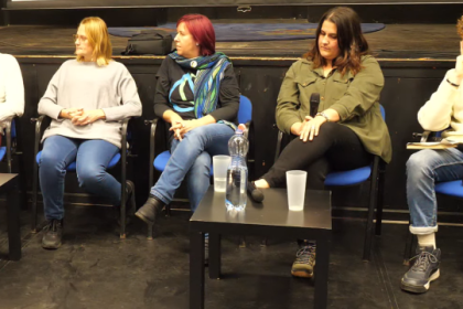 Kun Zoltán, Töplerné Szaszkó Andrea, Homoki Andrea, Magyar Kitti, Őri Ádám a „Zöldszínfestés – Zöldpolitikai konferencia és antifatalista tali” eseményen, 2025. október 20-án a Konnektorban