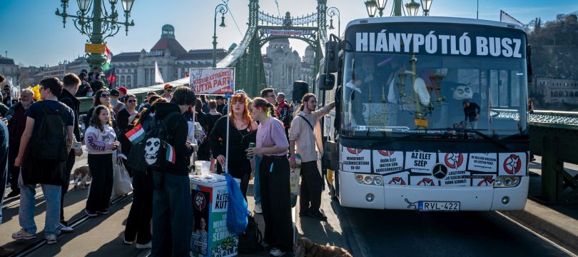 „Petőfi ha most élne, a Kutyapártra szavazna” – ismét elfoglaltuk a Szabadság-hidat március 15-én