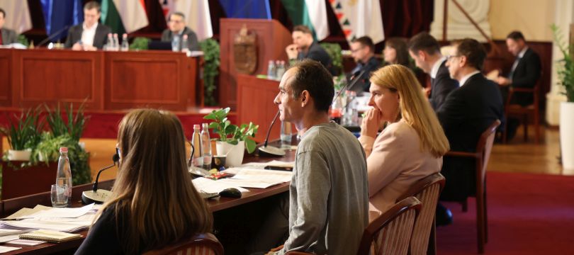 Amikor a fürdővízzel együtt a gyereket is kiöntik – első másfél évünk a Fővárosi Közgyűlésben